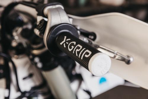 X-GRIP BRAAAAP GRIPS LOCK-ON BLACK-WHITE