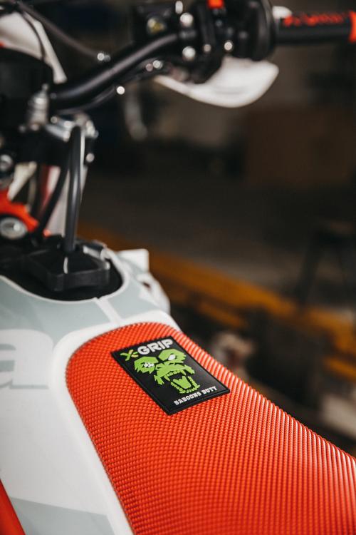 X-GRIP BABOONS BUTT SEAT COVER RED 0513XG2232