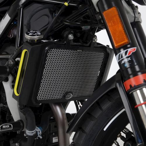 R&G RADIATOR GUARD BLACK-SVART/VITPILEN 125 21