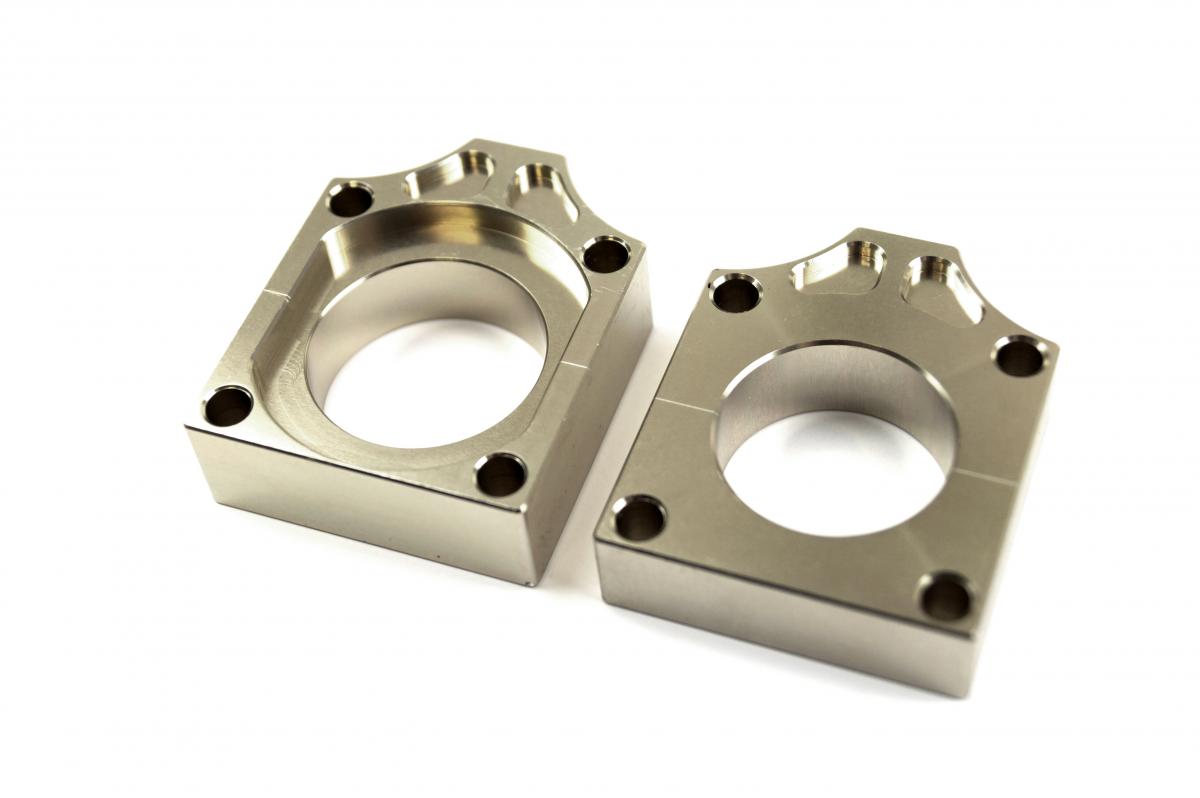 AXLE BLOCKS KX/KXF TITANIUM COLOUR, ALLOY AXLE BLOCKS